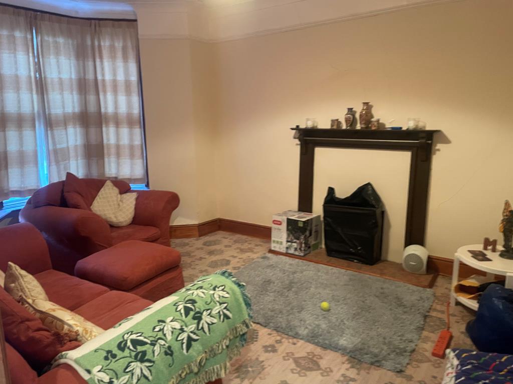 Lot: 146 - FREEHOLD PROPERTY WITH ADDITIONAL LAND - Living room
